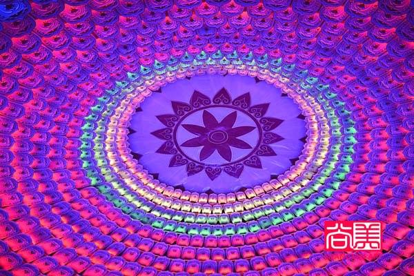 彩灯公园大型灯组《梦幻天穹》灯组内部一角