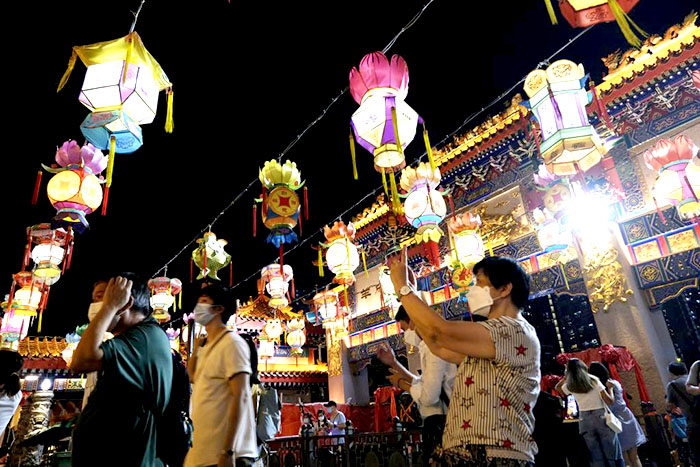 自贡的彩灯公司中秋之夜点亮香港维多利亚公园